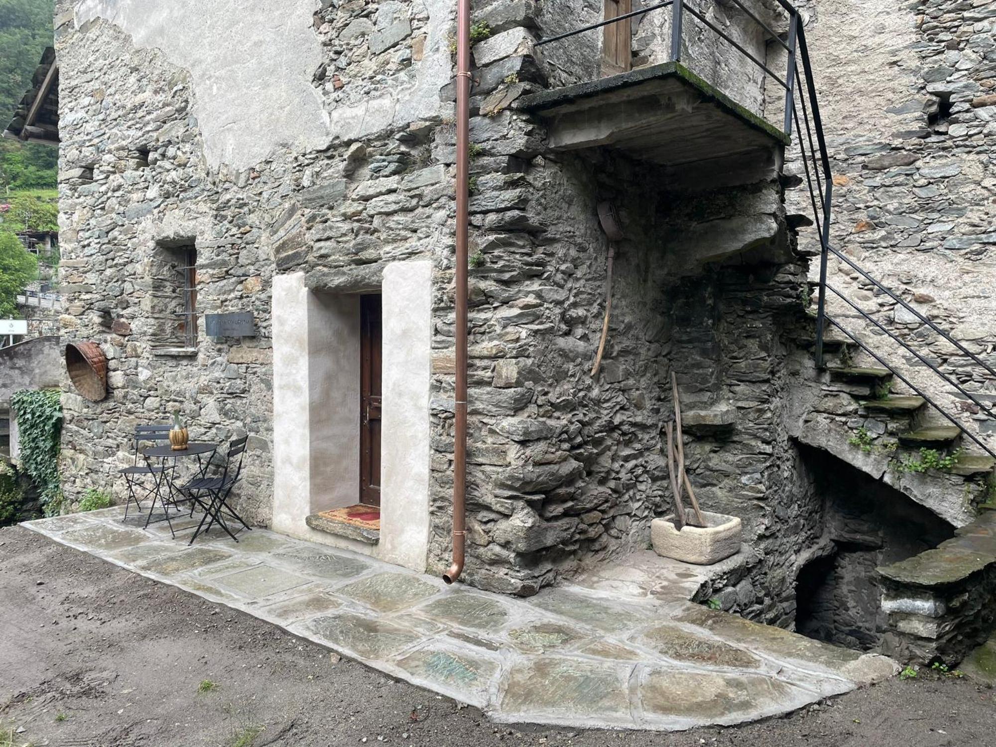 La Torre Colombaia - Monumento Del 1400 Apartment Arnad Luaran gambar