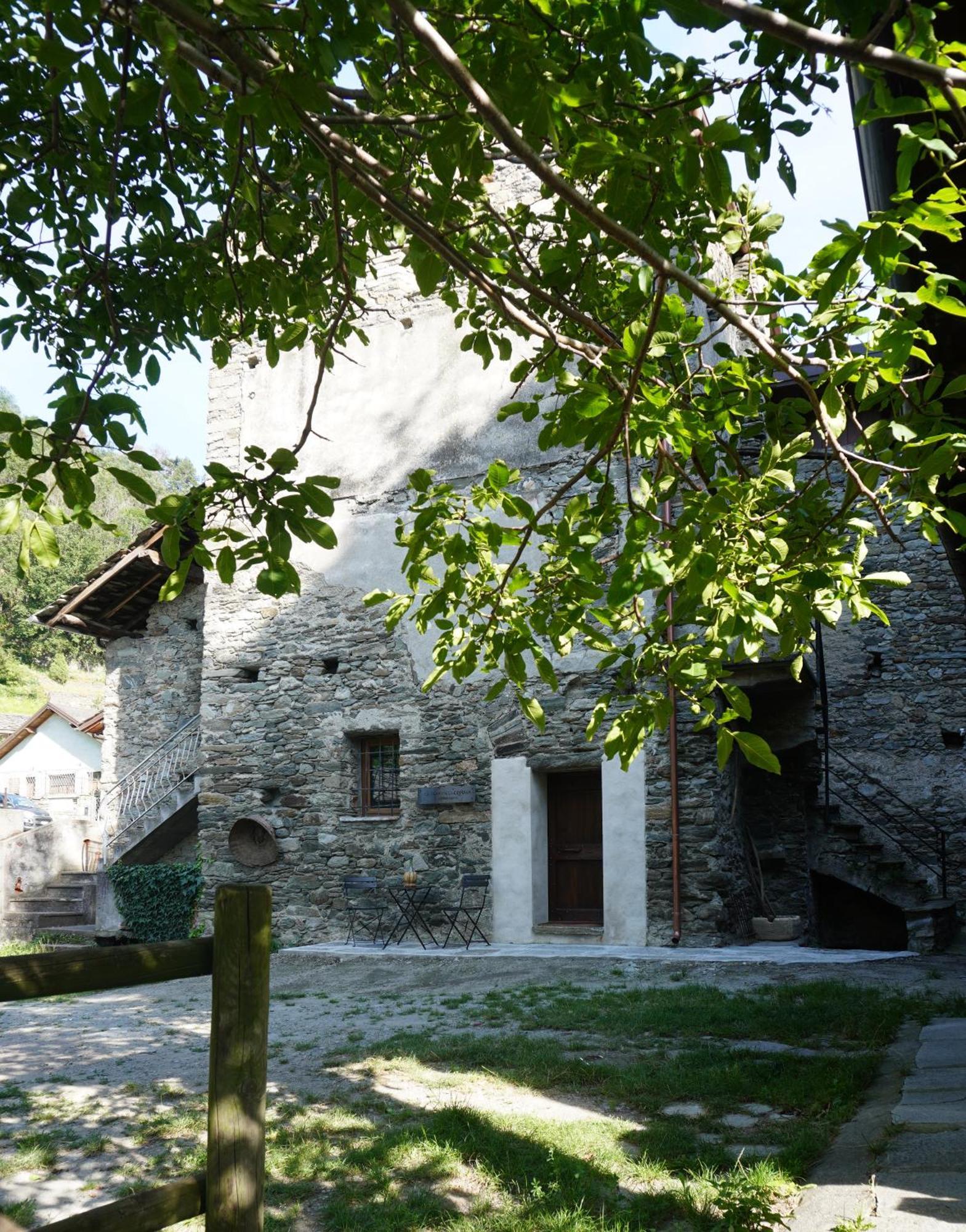La Torre Colombaia - Monumento Del 1400 Apartment Arnad Luaran gambar